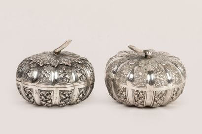 Deux boîtes en argent repoussé d'Asie du...
