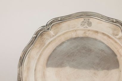 Plat à contours en argent à filets et agrafes...