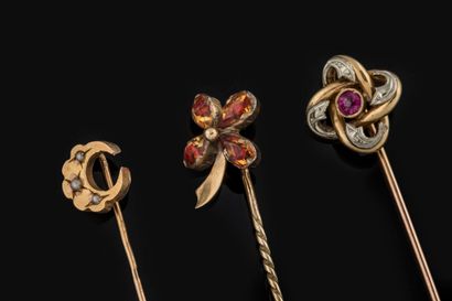 Three tie pins in yellow gold (750 thousandths)....