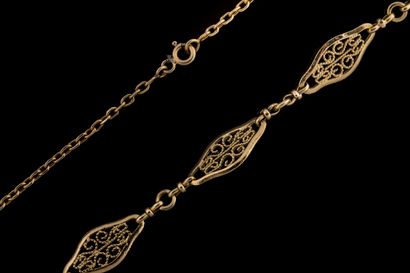 Collier maillons filigranées terminés de...