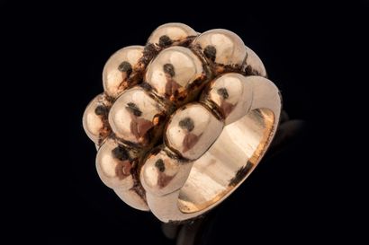 Bague massive à décor de 3 lignées demi boules...