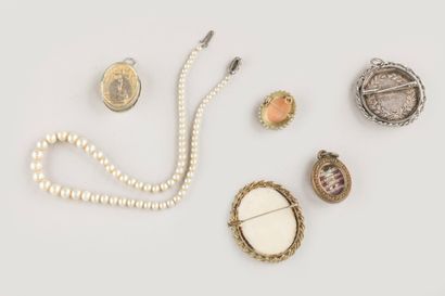 Lot of antique jewelry, brooches, necklaces,...