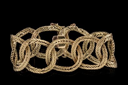 Bracelet à grands maillons ouvragés en chaîne...