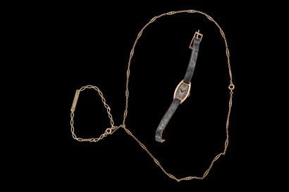 Lot de bijoux usés comprenant : 
- Une montre...