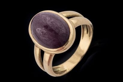 Yellow gold (750 thousandths) ring set with...