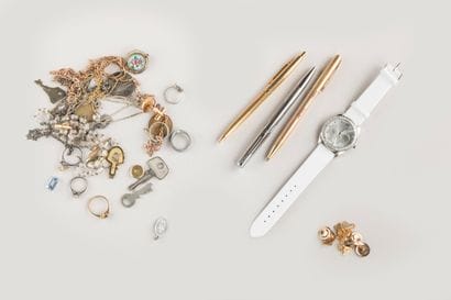 Lot de bijoux fantaisie comprenant un chapelet,...
