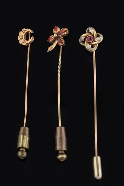 Three tie pins in yellow gold (750 thousandths)....