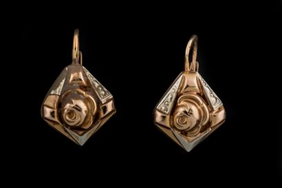 Paire de boucles d’oreilles dite brisures...