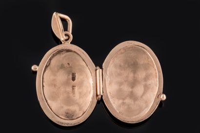 Pendentif souvenir ouvrant et centré de la...