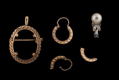 Accidental jewelry set in yellow and white...