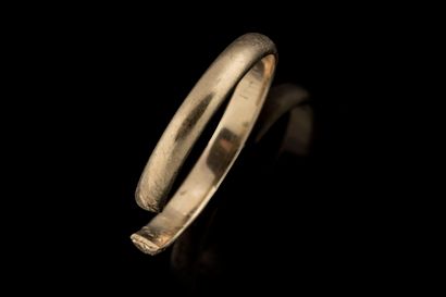 Cut and damaged wedding band in yellow gold...