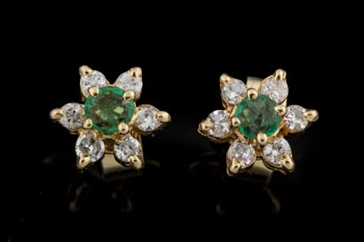 Paire de boucles marguerite ornée d’une émeraude...