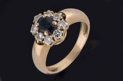 Bague marguerite centrée d’un saphir ovale...