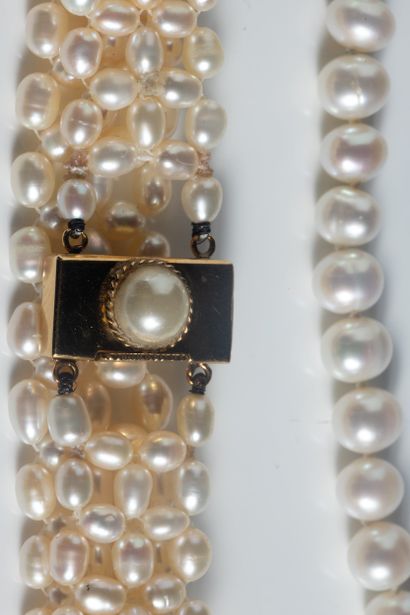 Deux bijoux ornés de perles de cultures blanches...