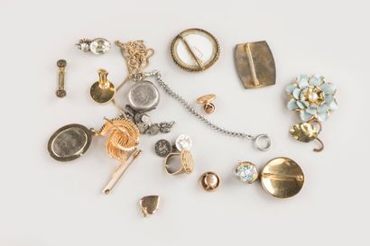 Lot de bijoux fantaisie : broches, montre...