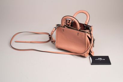 COACH 
Sac en bandoulière en cuir saumon...