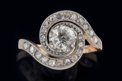 Bague tourbillon en or jaune (750 millièmes)...