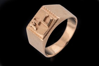 Bague chevalière MC en or jaune (750 millièmes)....