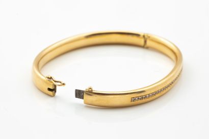 Bracelet jonc ovale ouvrant serti d’une lignée...