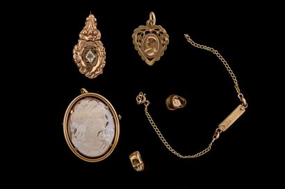 - 3 bijoux usés en or jaune (750 millièmes):...
