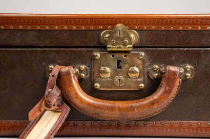 LOUIS VUITTON 
Valise de voyage rigide en...