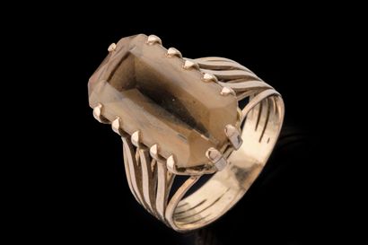 Bague usée en or jaune (750 millièmes) sertie...