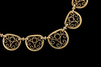 Drapery necklace with 11 filigree half-moon...