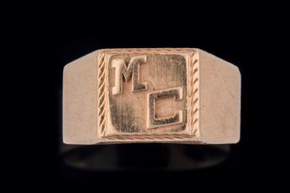 Bague chevalière MC en or jaune (750 millièmes)....
