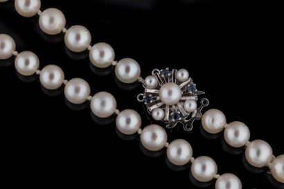 Collier sautoir orné de 93 perles de culture...