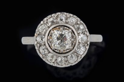 Bague ronde centrée d’un diamant de taille...