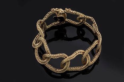 Bracelet à grands maillons ouvragés en chaîne...