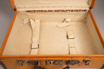 LOUIS VUITTON 
Valise de voyage rigide gainé...