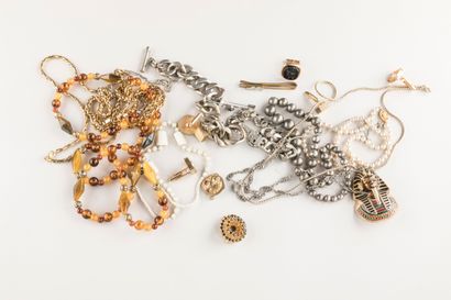 Lot important de bijoux fantaisie. 
On y...