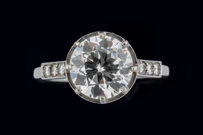 Bague solitaire en platine (850 millièmes)...