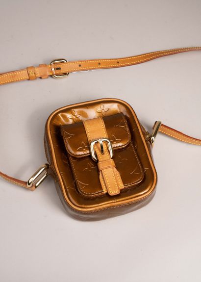 LOUIS VUITTON 
Sac à épaule, ou dit en bandoulière,...