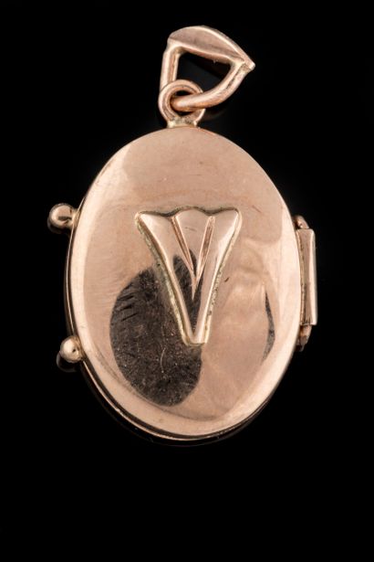 Pendentif souvenir ouvrant et centré de la...