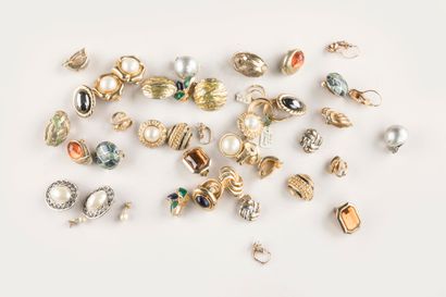 Lot de boucles d’oreilles fantaisie.