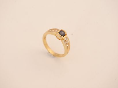 AUGIS. Bague centrée d’un saphir ovale facettée...