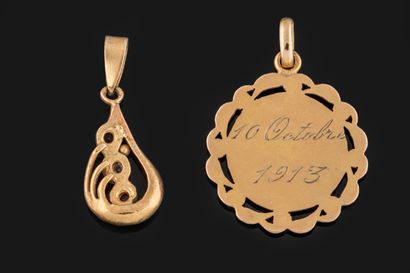 Pendentif médaille monogrammée en or jaune...
