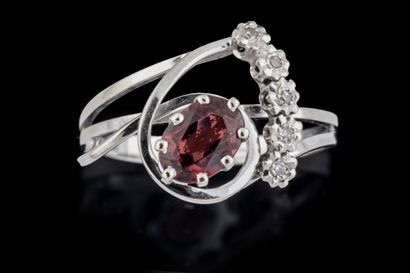 Bague motif asymétrique sertie d’un grenat...