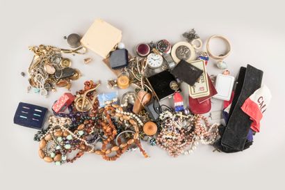 Un lot de bijoux fantaisie