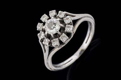Bague marguerite en or gris (750 millièmes)...