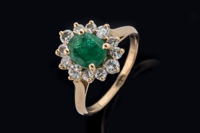 Yellow gold (750 thousandths) daisy ring...