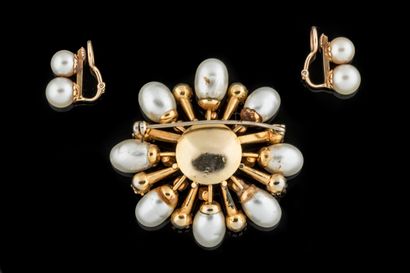 Paire de boucles d’oreilles à deux perles...