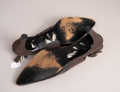 YVES SAINT LAURENT 
Paire de chaussures à...