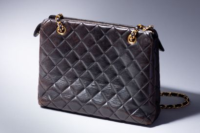 CHANEL
Sac en cuir matelassé noir avec bride...
