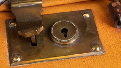 LOUIS VUITTON 
Valise de voyage rigide gainé...