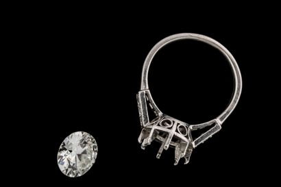 Bague solitaire en platine (850 millièmes)...