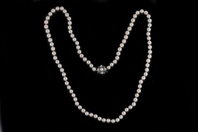 Collier sautoir orné de 93 perles de culture...