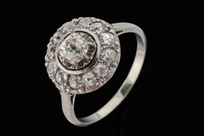 Bague ronde centrée d’un diamant de taille...